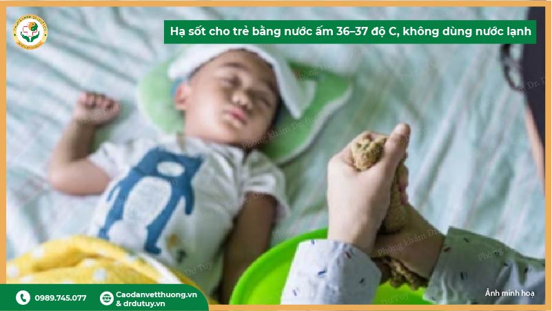 hạ sốt cho trẻ bằng nước ấm koong dùng nước lạnh